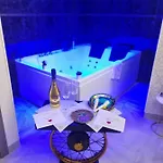 Twin Towers Luxury Nocleg ze śniadaniem 4*
