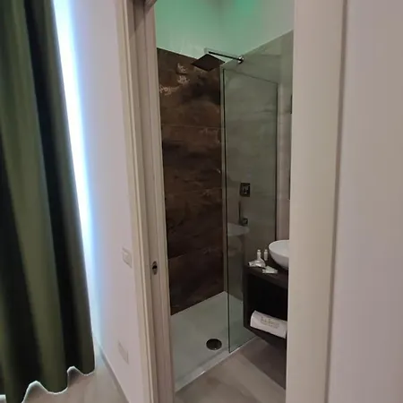 לינה וארוחת בוקר Twin Towers Luxury